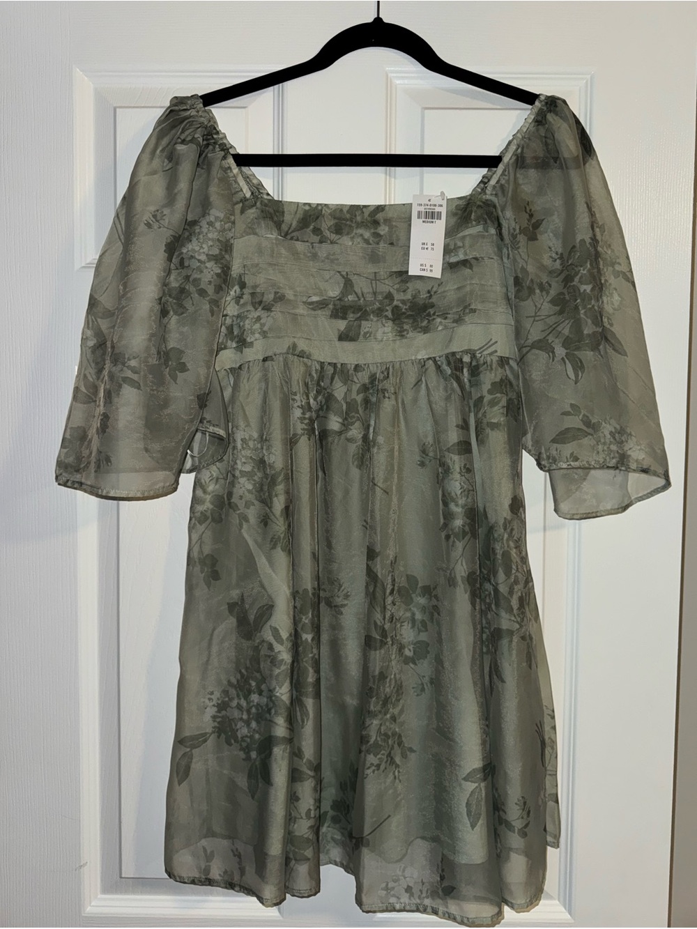 NWT Abercrombie Flutter Sleeve/ Angel Sleeve Green Floral Dress - Picture 3 of 4